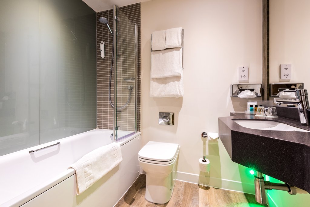 Holiday Inn Rotherham Sheffield Room Type - 1 Queen Standard Bath Shower Combination