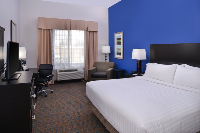 HOLIDAY INN EXPRESS BAKERSFIELD AIRPORT