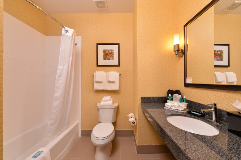 HOLIDAY INN EXPRESS BAKERSFIELD AIRPORT