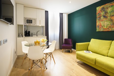 Family Suite Salon Green Floor