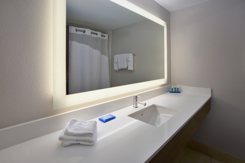 HOLIDAY INN EXP STES MILFORD
