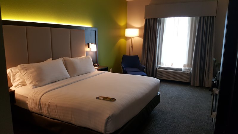 HOLIDAY INN EXPRESS PEARLAND