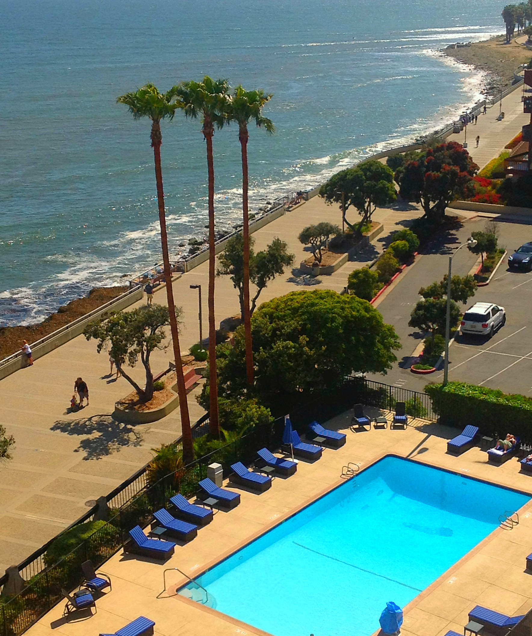 Crowne Plaza Ventura Beach Hotel Swimming Pool