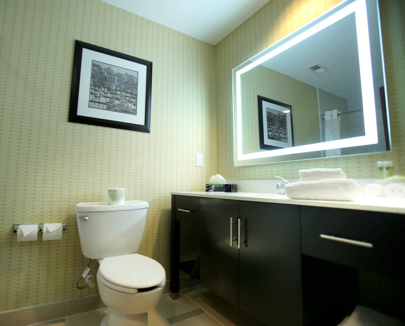 HOLIDAY INN EXP STES SOUTHPORT OAK