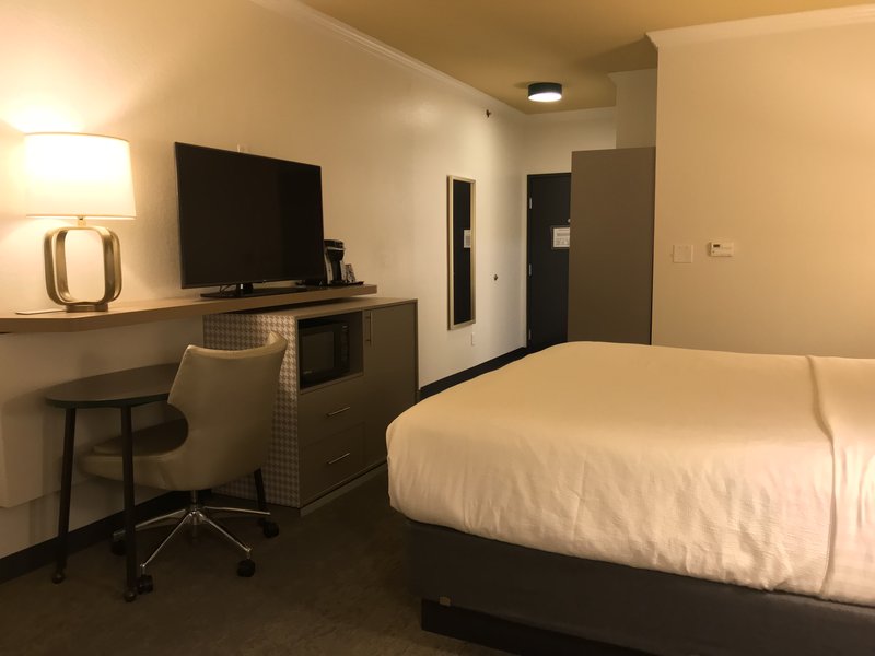 1 KING BED LEISURE NONSMOKING