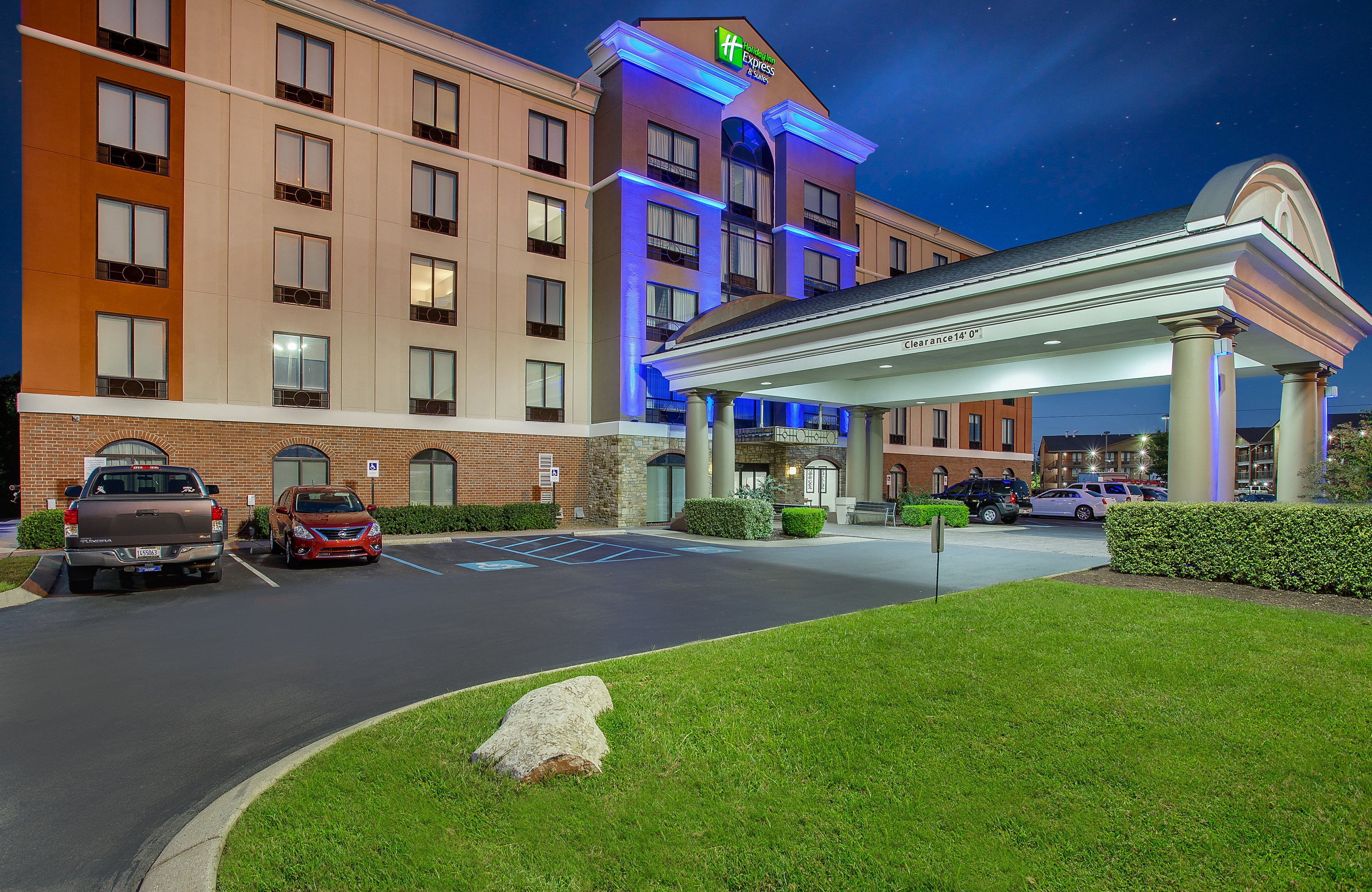 Holiday Inn Express Hotel & Suites