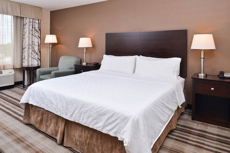 Holiday Inn Express and Suites Emporia Northwest
