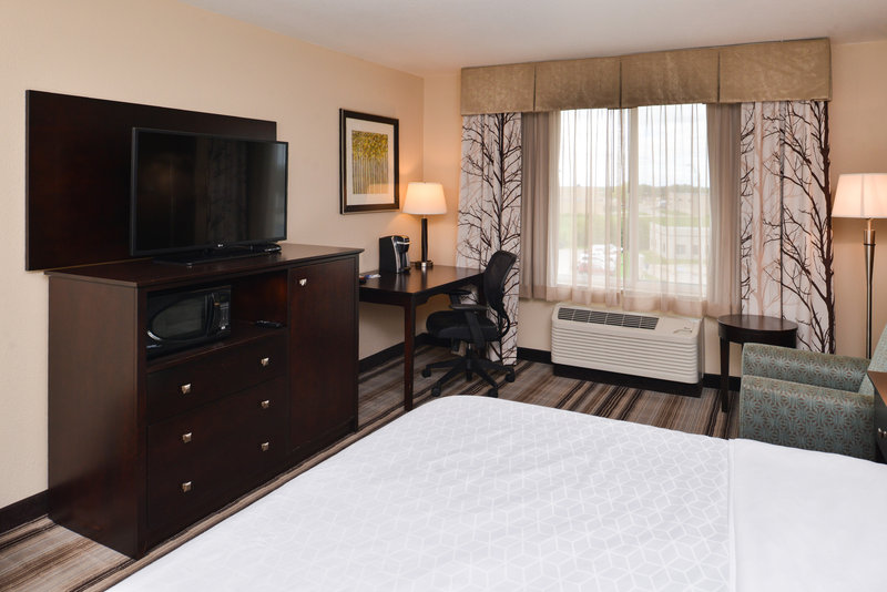 Holiday Inn Express and Suites Emporia Northwest