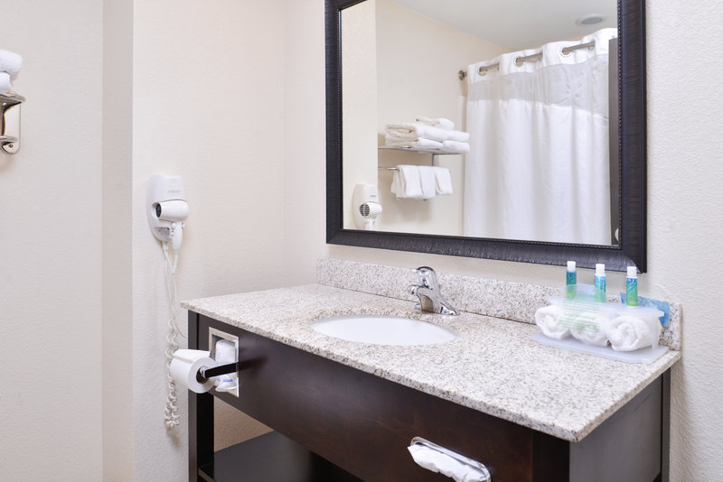Holiday Inn Express and Suites Emporia Northwest
