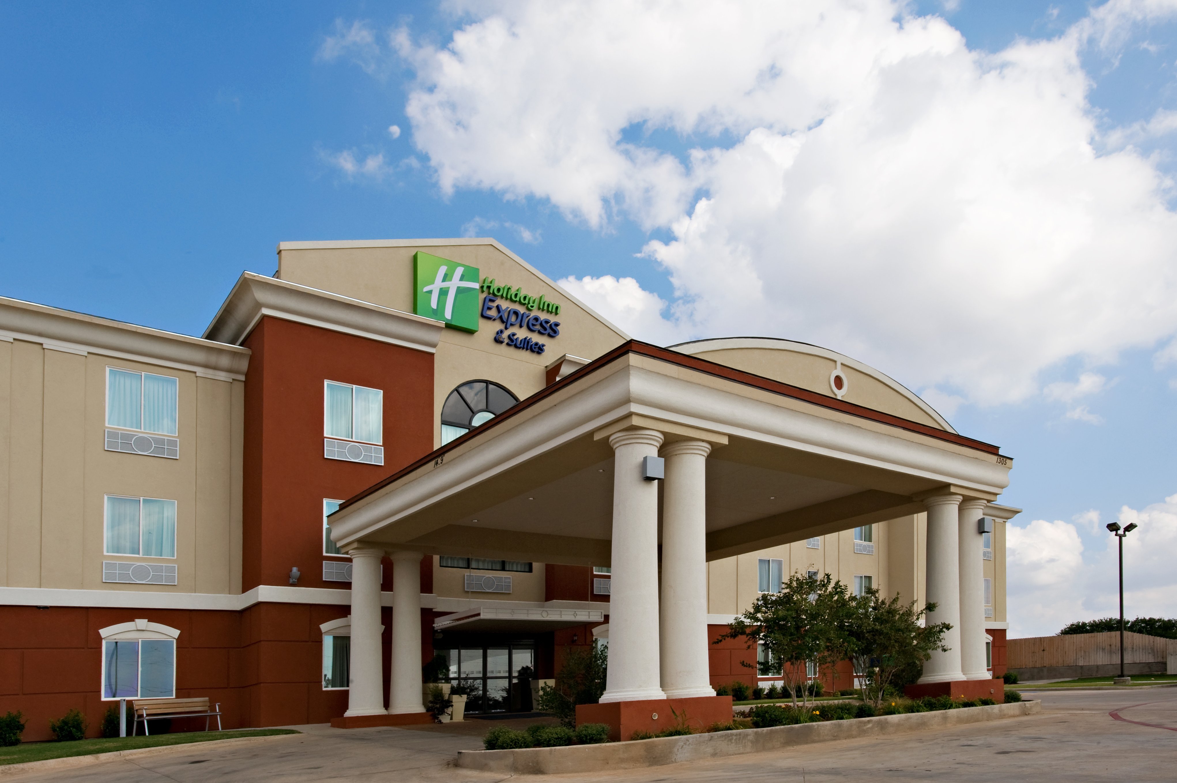 Holiday Inn Express Hotel & Suites