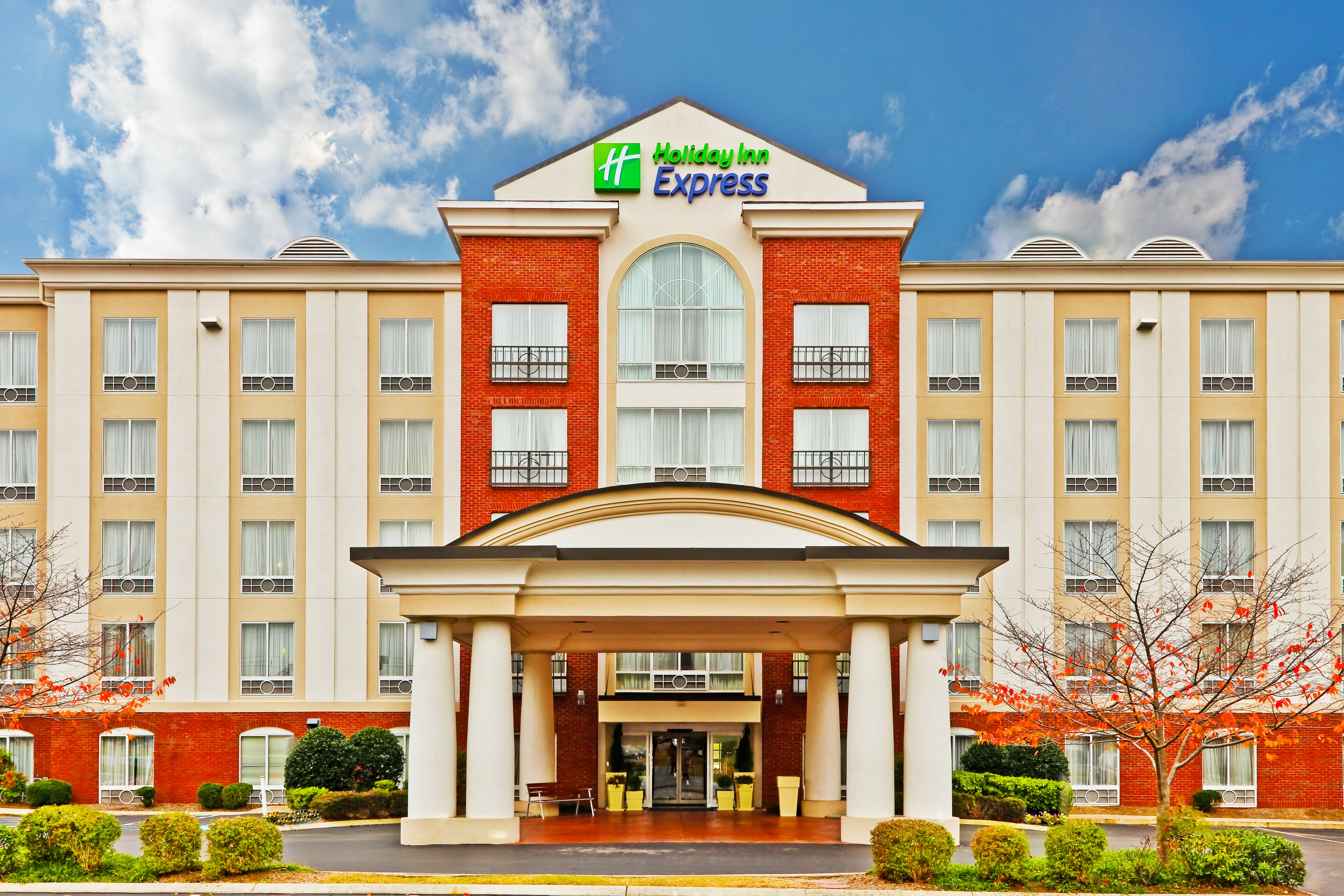 Holiday Inn Express Hotel & Suites