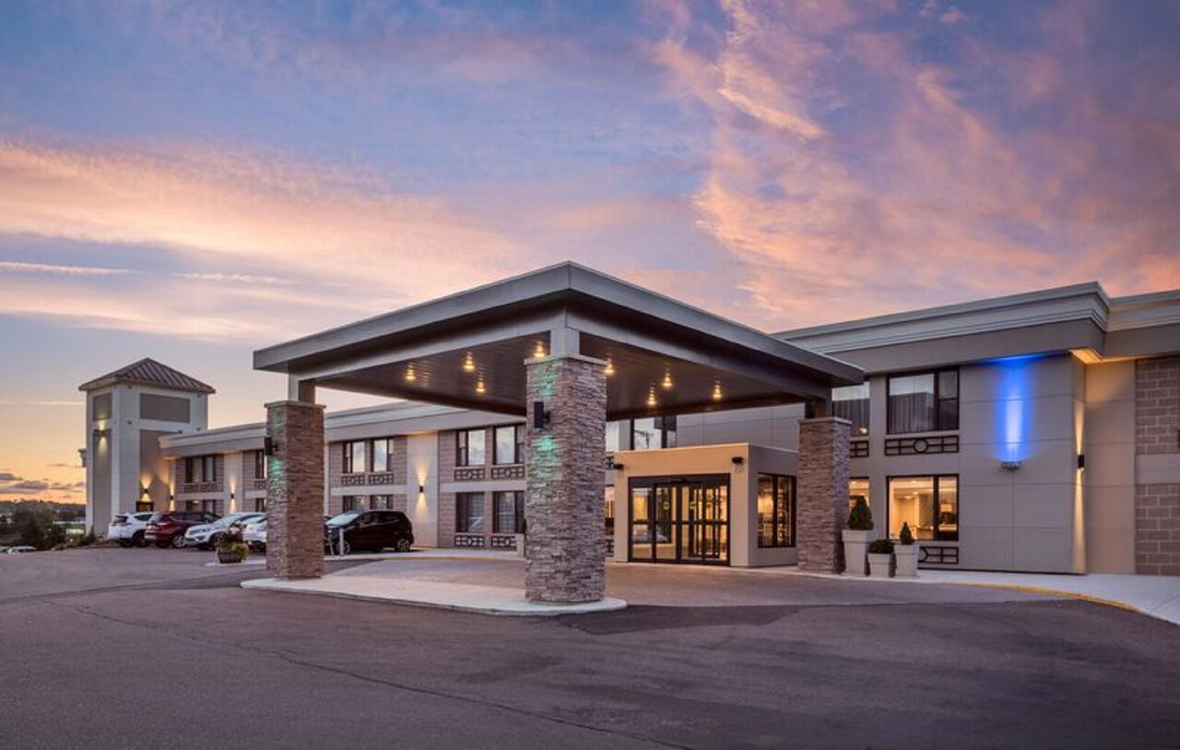 Holiday Inn Express Hotel & Suites