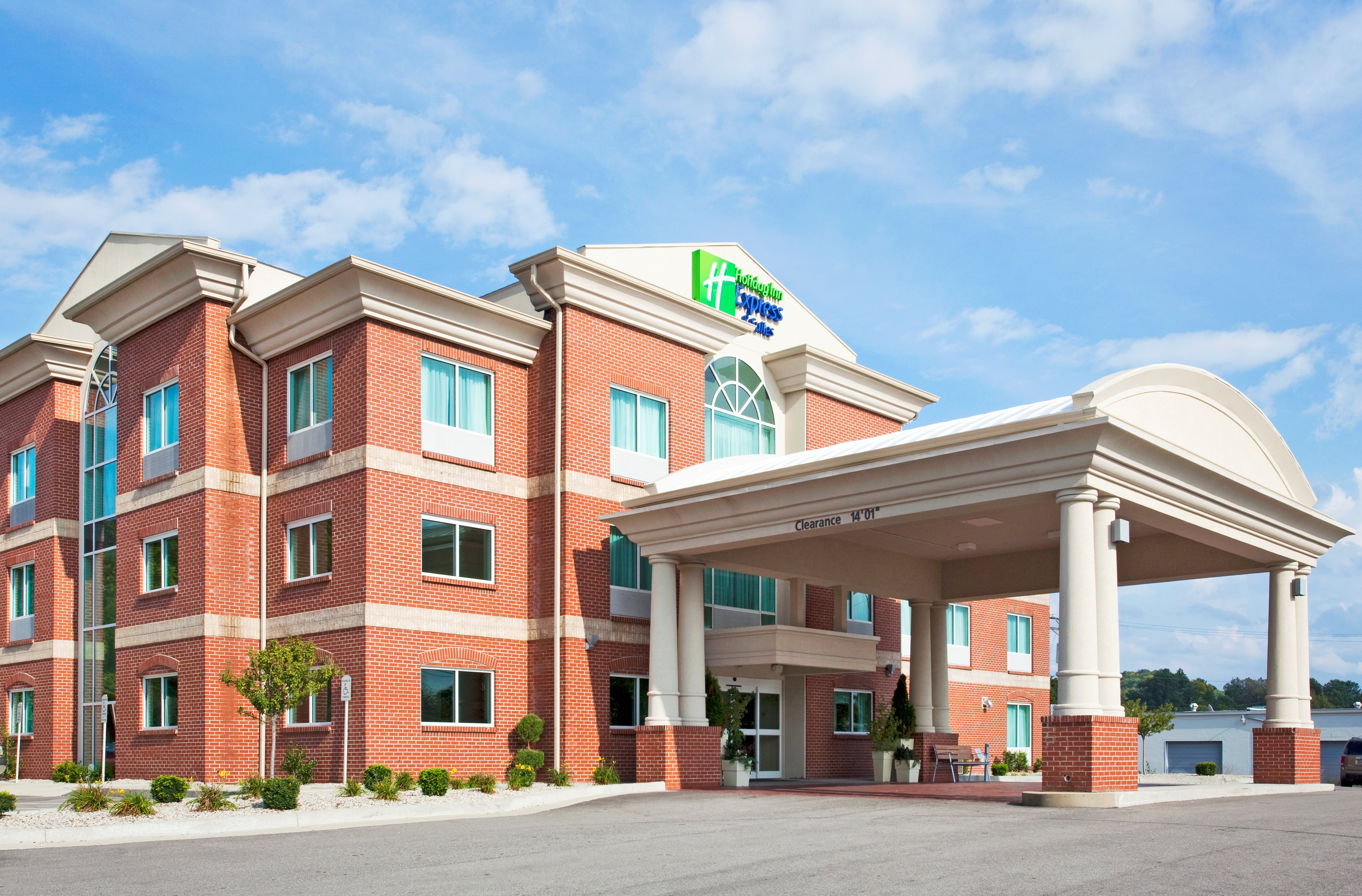 Holiday Inn Express Hotel & Suites
