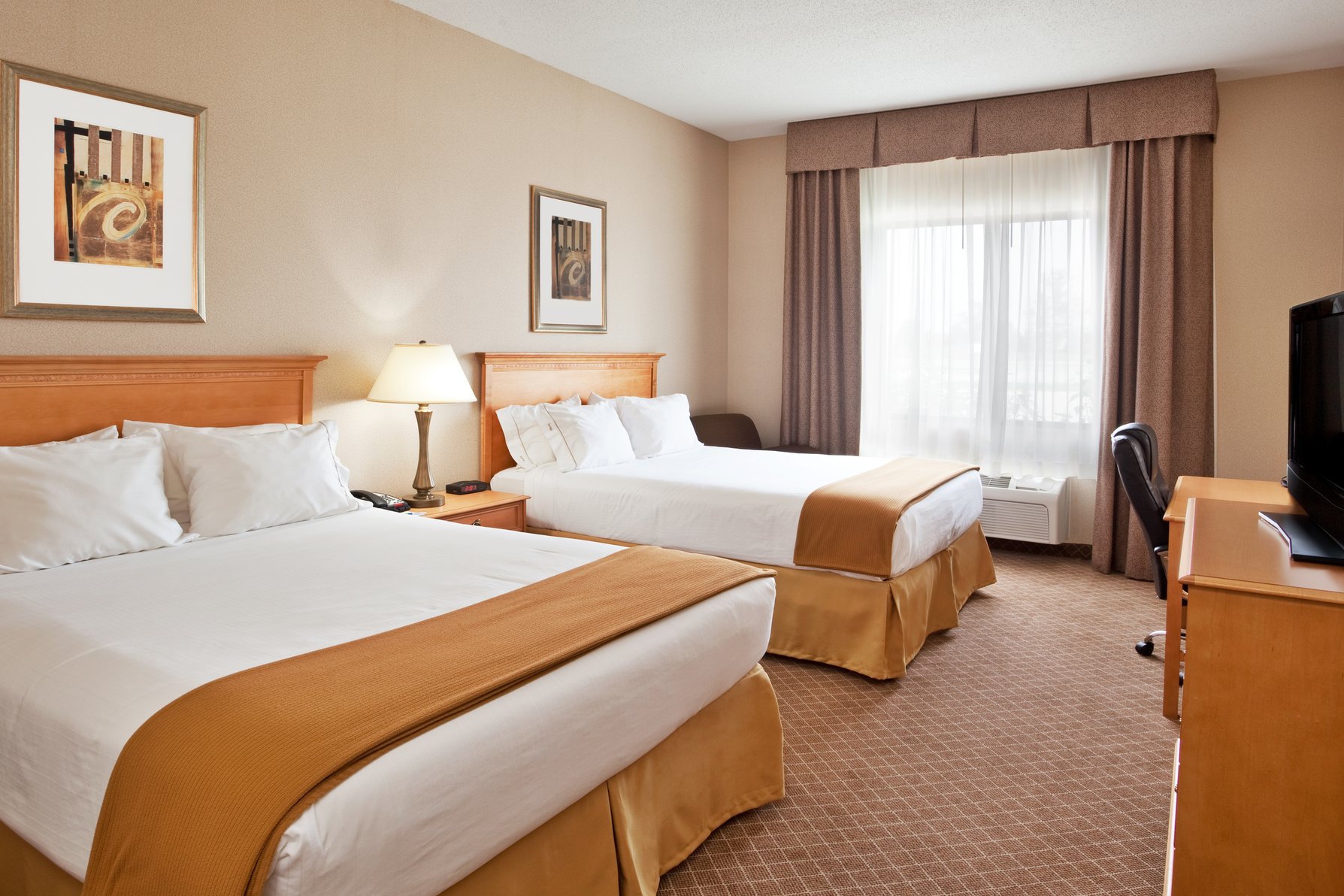 Holiday Inn Express Hotel & Suites Chesterfield - Selfridge Area Room Type - 2 Queen Standard Comm Access Roll Shwr