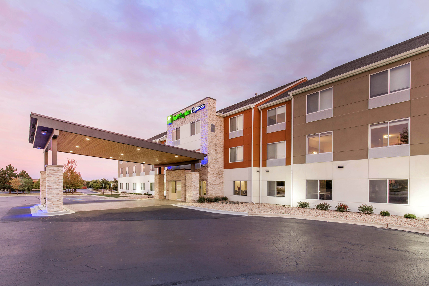 Enjoy our location, the perfect stop for every traveler. 