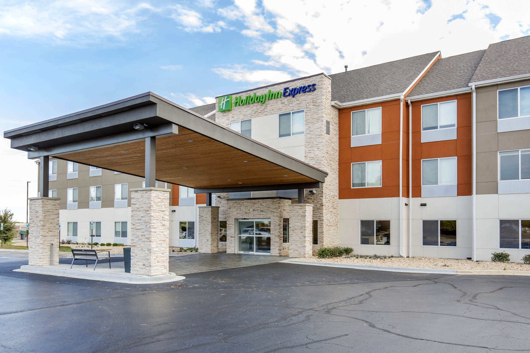 Take advantage of our location and enjoy warm-hearted hospitality.