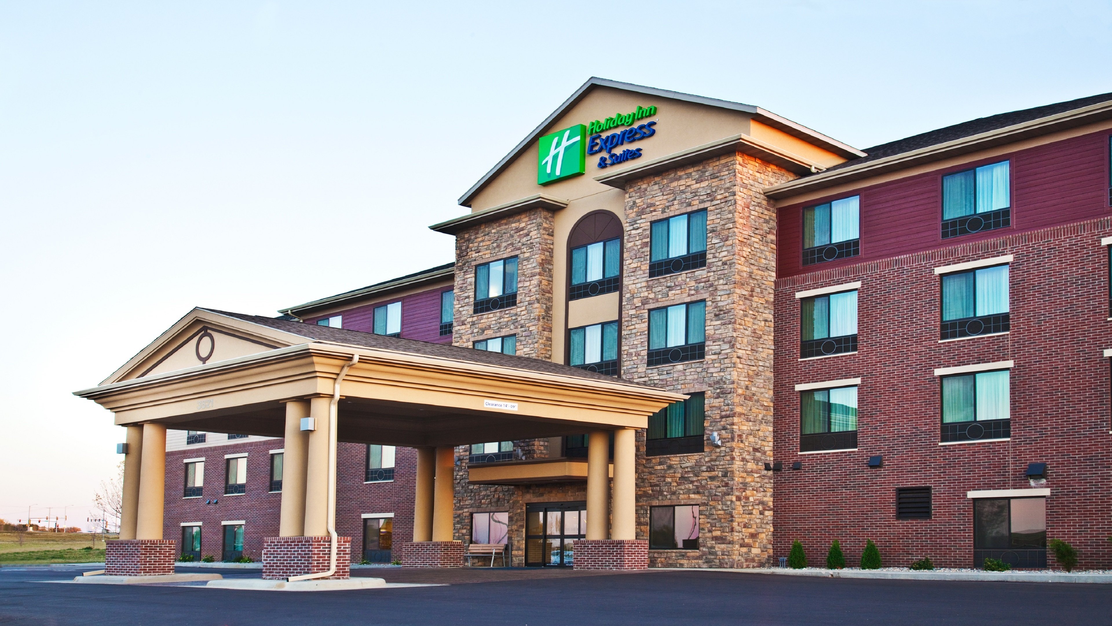 Holiday Inn Express & Suites