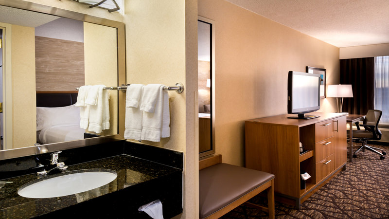HOLIDAY INN WARREN