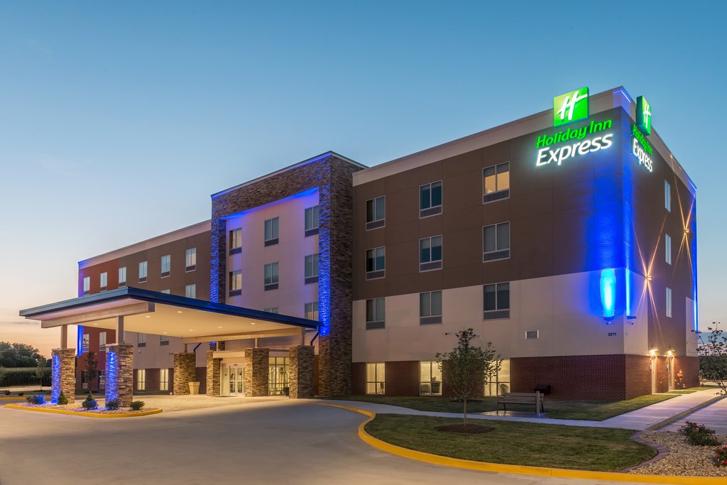 Welcome to the Holiday Inn Express- Troy, IL!