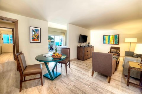 Habitación y sala de estar de la suite