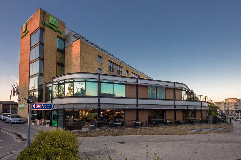 Our comfortable hotel is located near the impressive Kew Gardens  