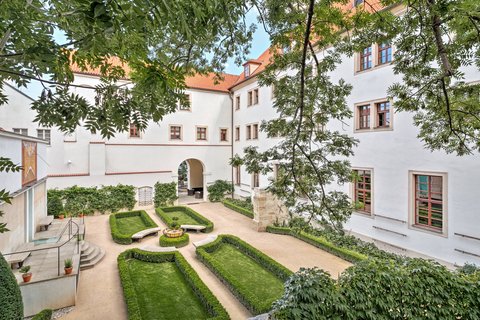 Hotel Augustine - Jardín con reloj de sol