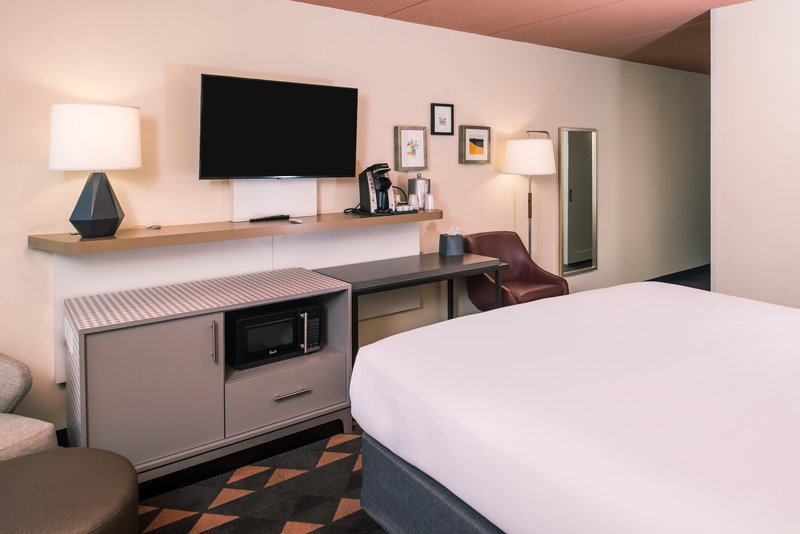 1 KING BED FEATURE NONSMOKING
