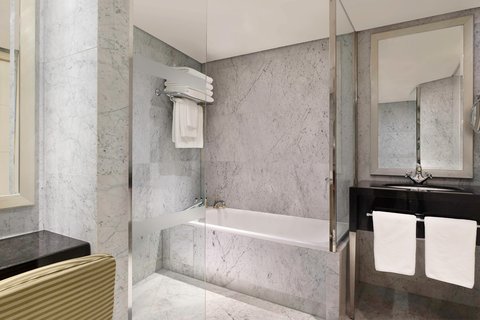 Baño de la suite Royal – Ducha/bañera