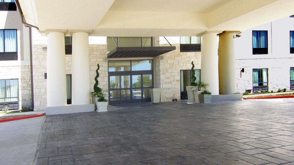 The All-New Holiday Inn Express & Suites Cuero