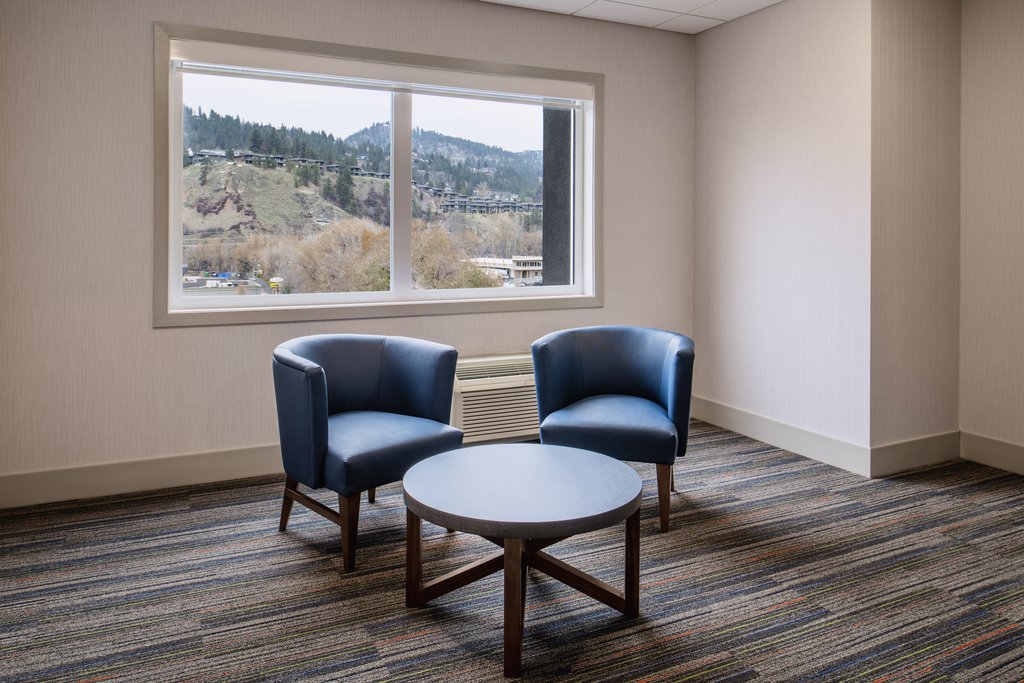 Cozy & Quiet Guest Lounge with View