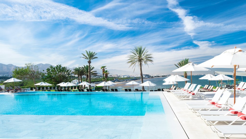 Temperature controlled double-deck infinity pool