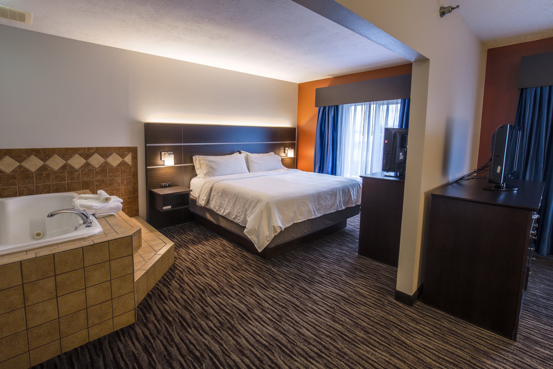 Holiday Inn Express Hotel & Suites Sioux Falls-Brandon Room Type - 1 King Suite Addl Living Area Jetted Tub