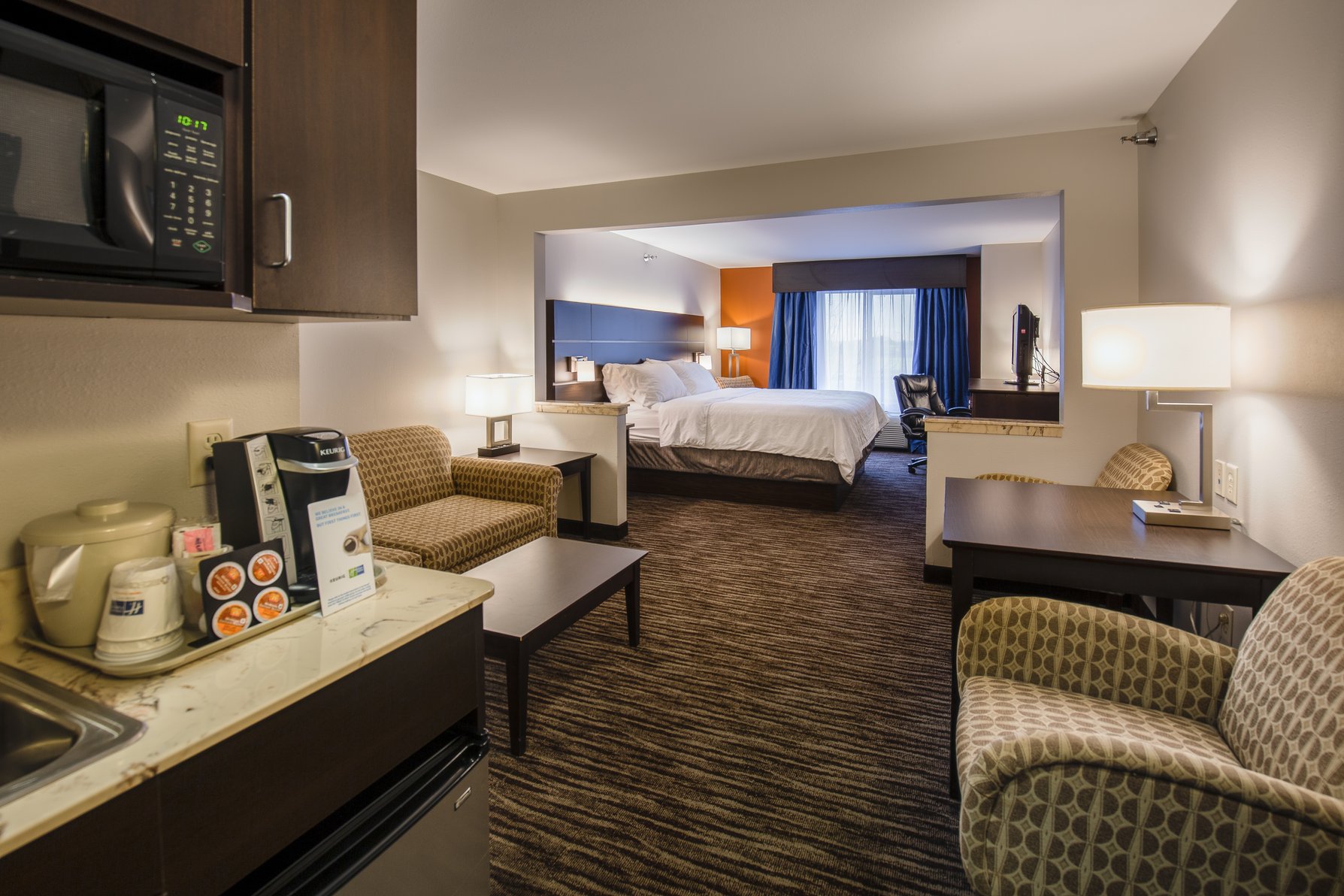 Holiday Inn Express Hotel & Suites Sioux Falls-Brandon Room Type - 1 Queen Bed Suite Additional Living Area