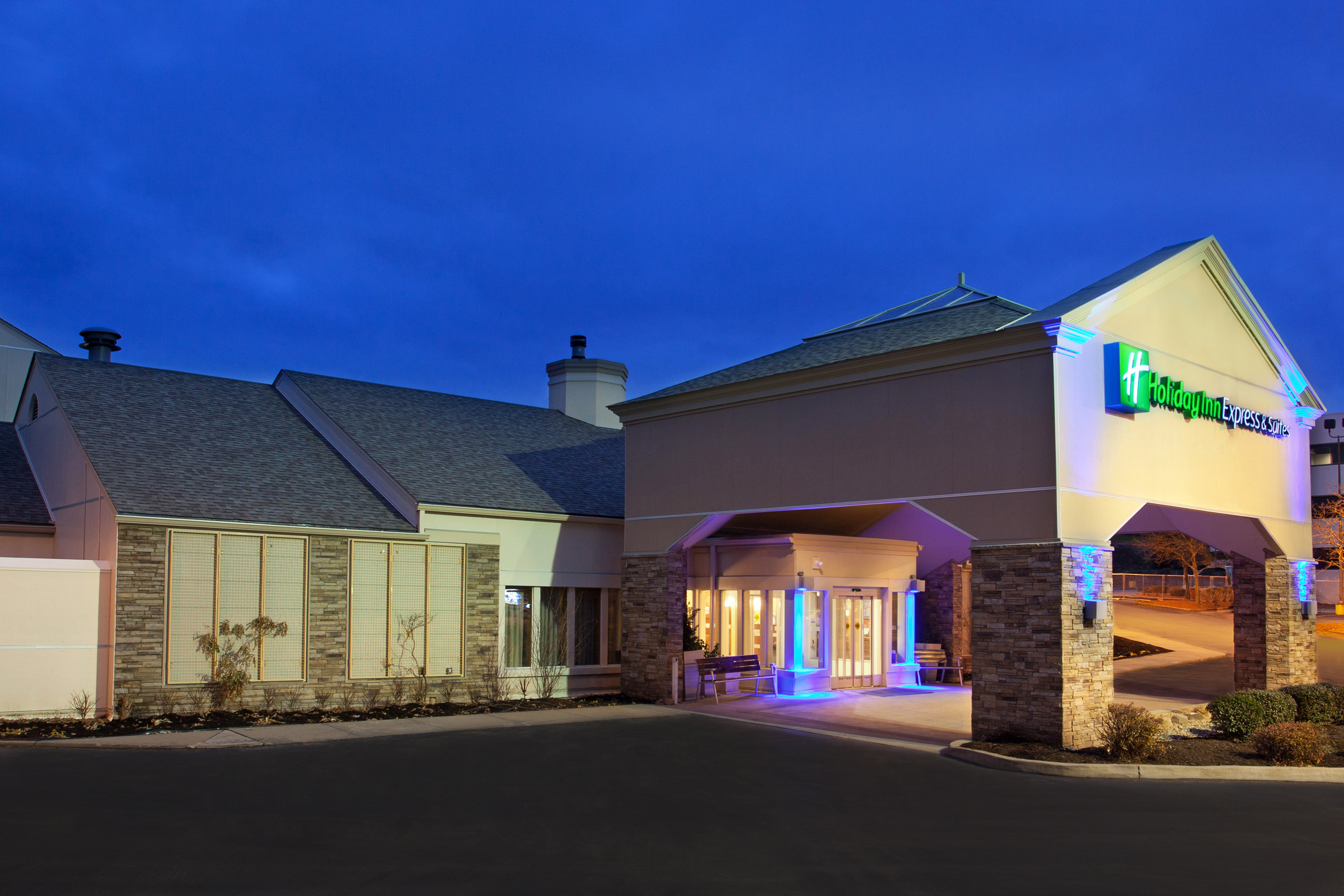 Holiday Inn Express & Suites Airport