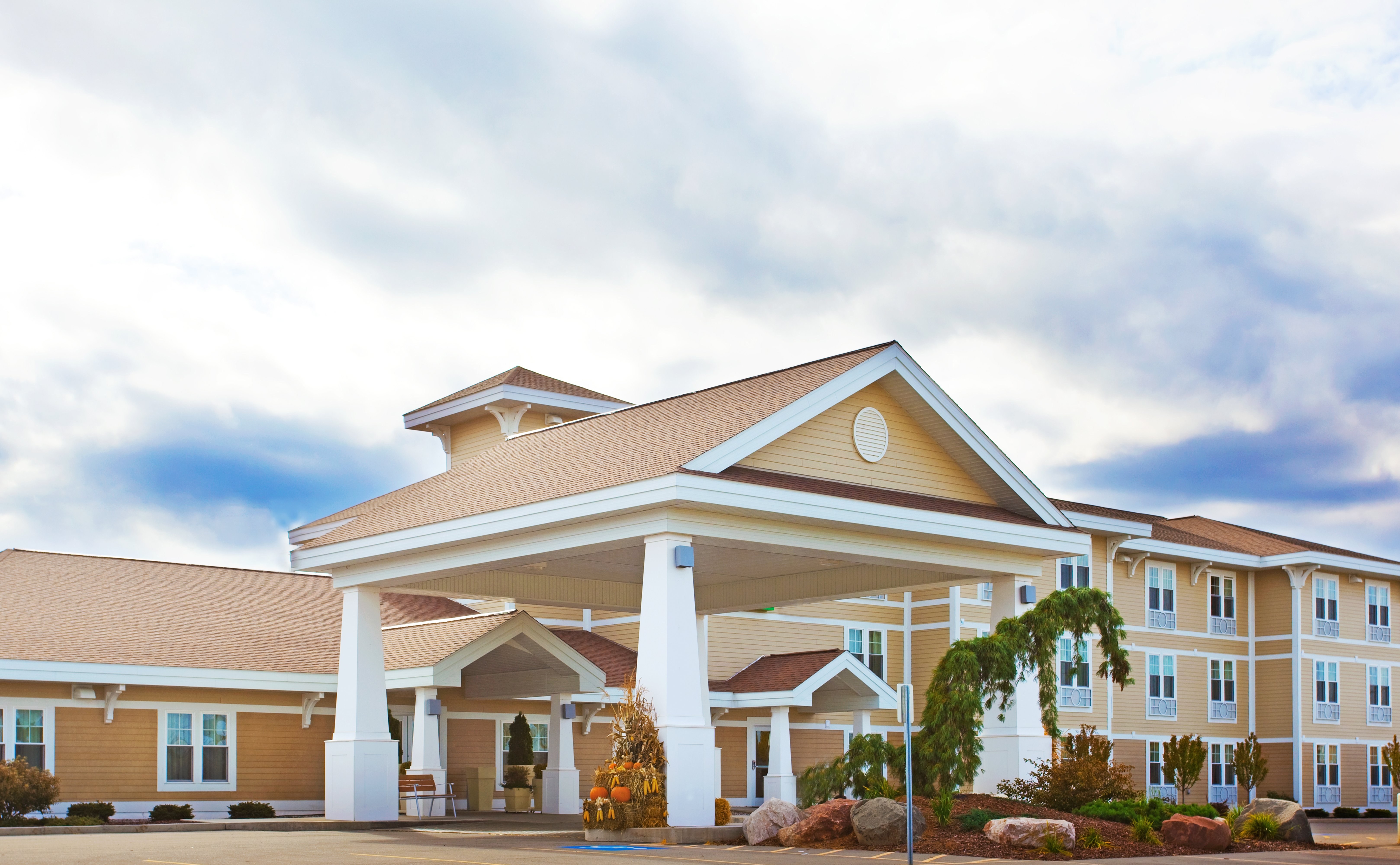 Holiday Inn Express Hotel & Suites