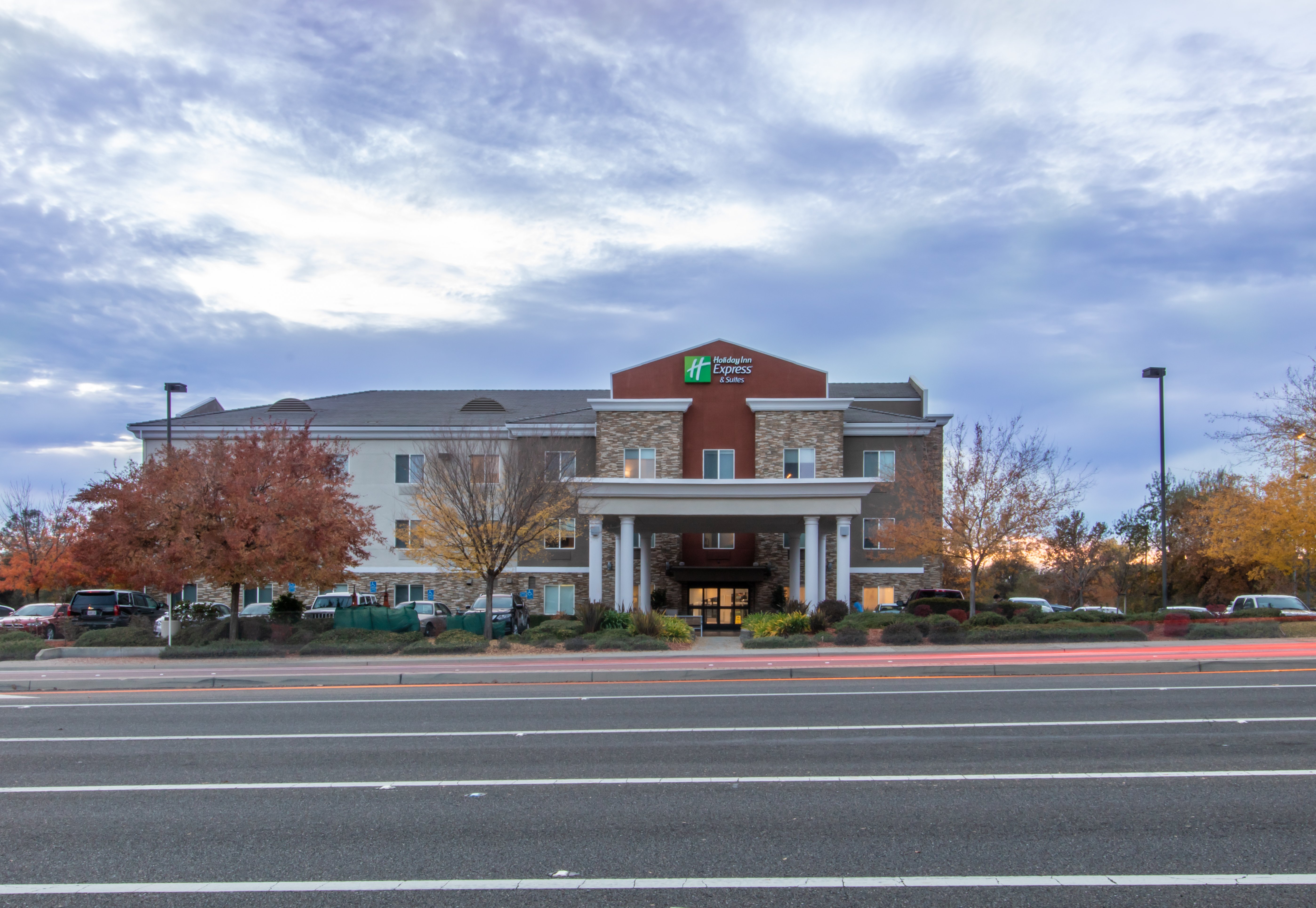 Holiday Inn Express Hotel & Suites