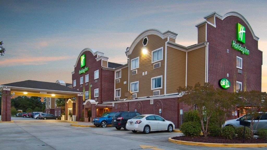 Holiday Inn & Suites located minutes to downtown New Orleans