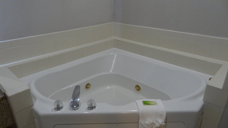 1 KING WITH 2 PERSON JACUZZI NONSMOKING