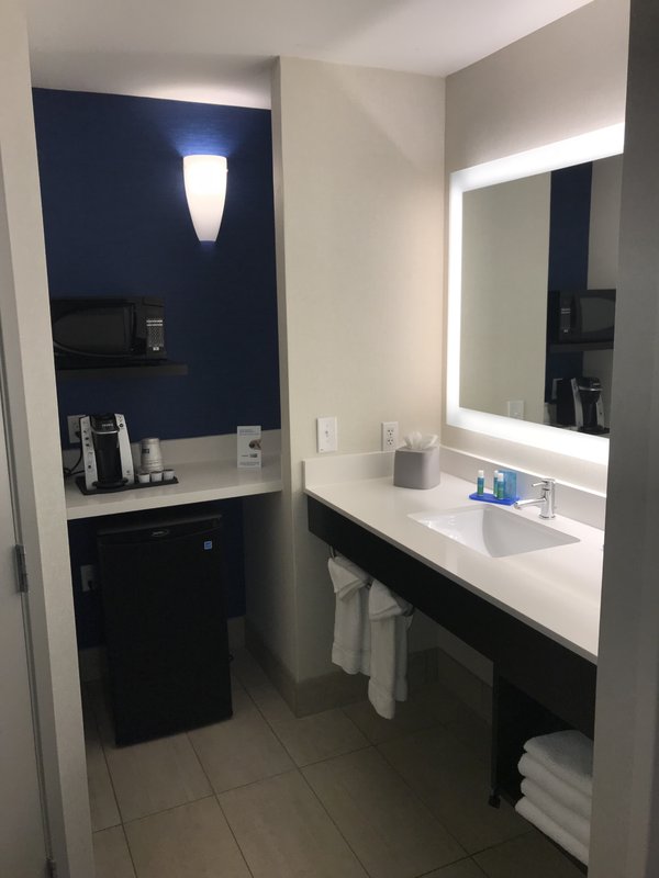 HOLIDAY INN EXP SUITES TRACY