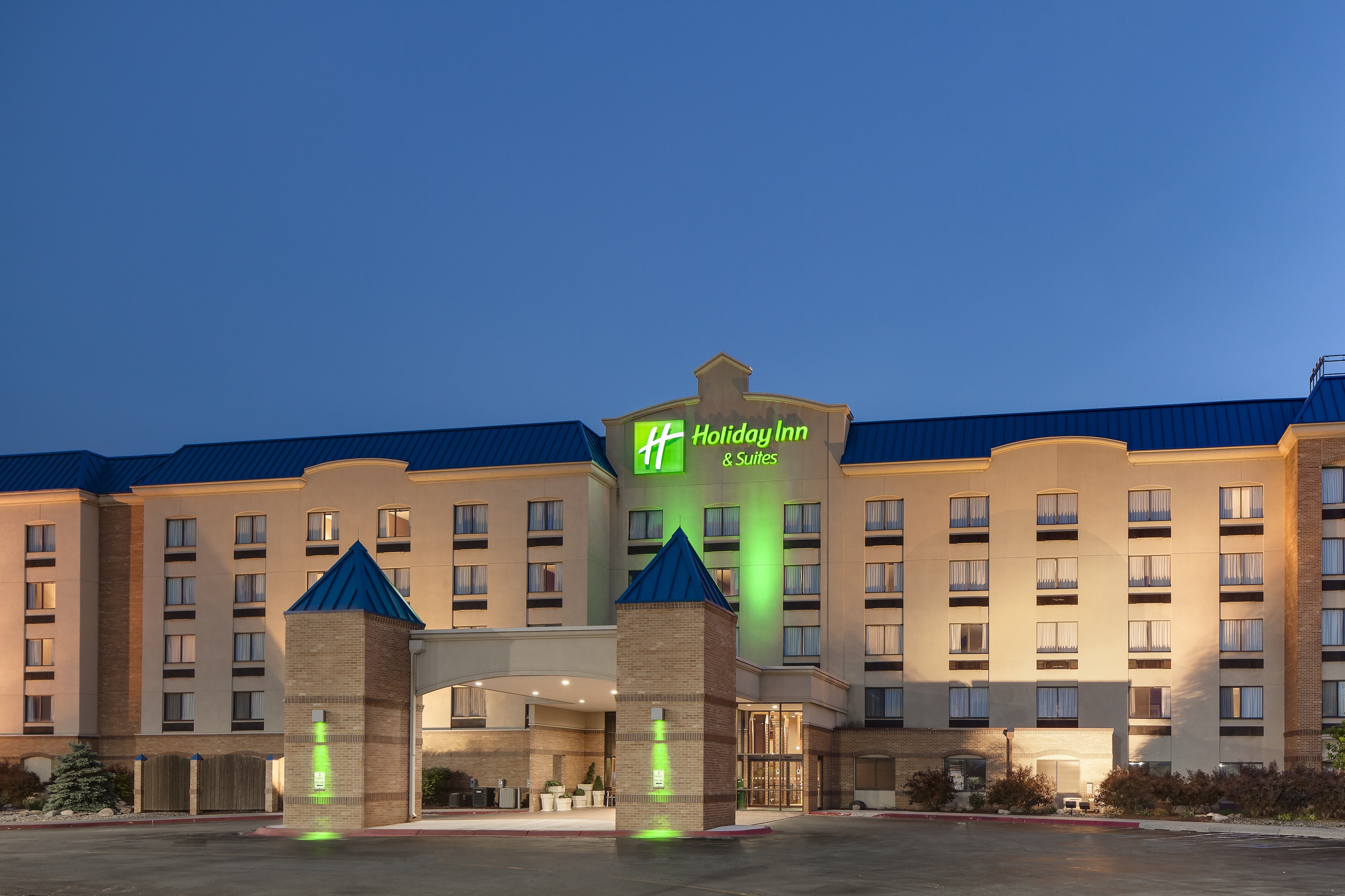 Holiday Inn Hotel & Suites