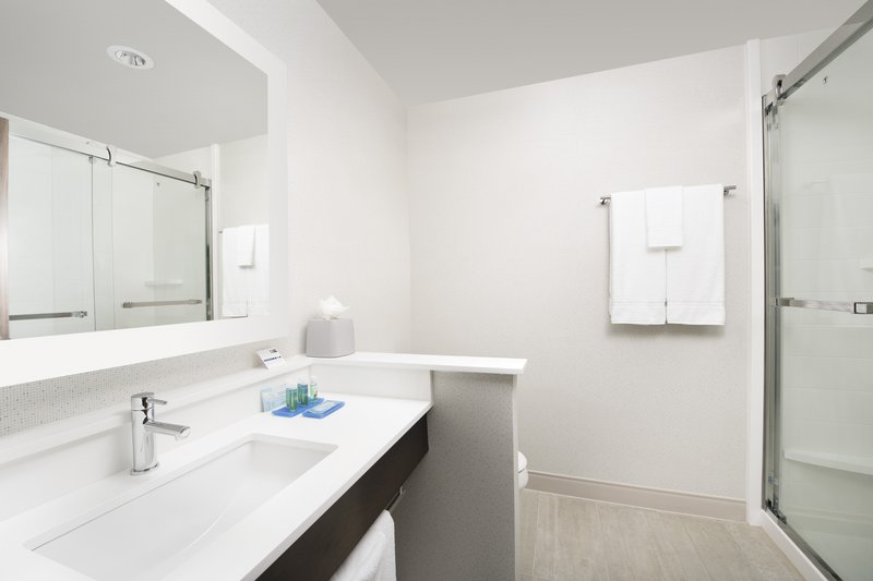 Holiday Inn Express and Suites San Antonio North – Windcrest
