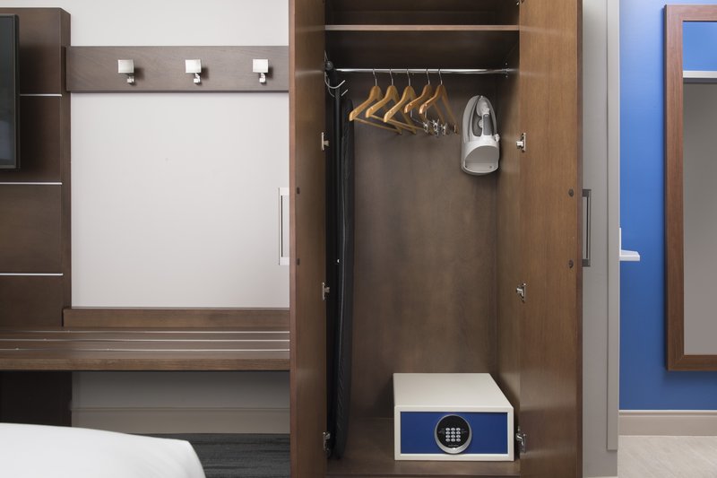 Holiday Inn Express and Suites San Antonio North – Windcrest