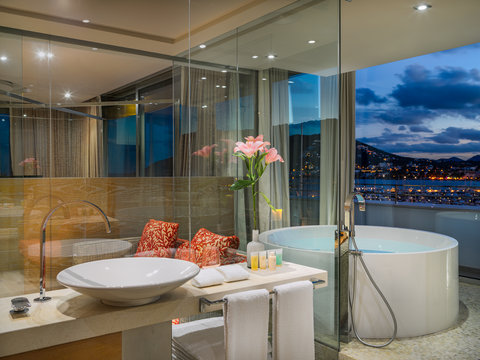 Bathroom Cloud 9 Corner Suite