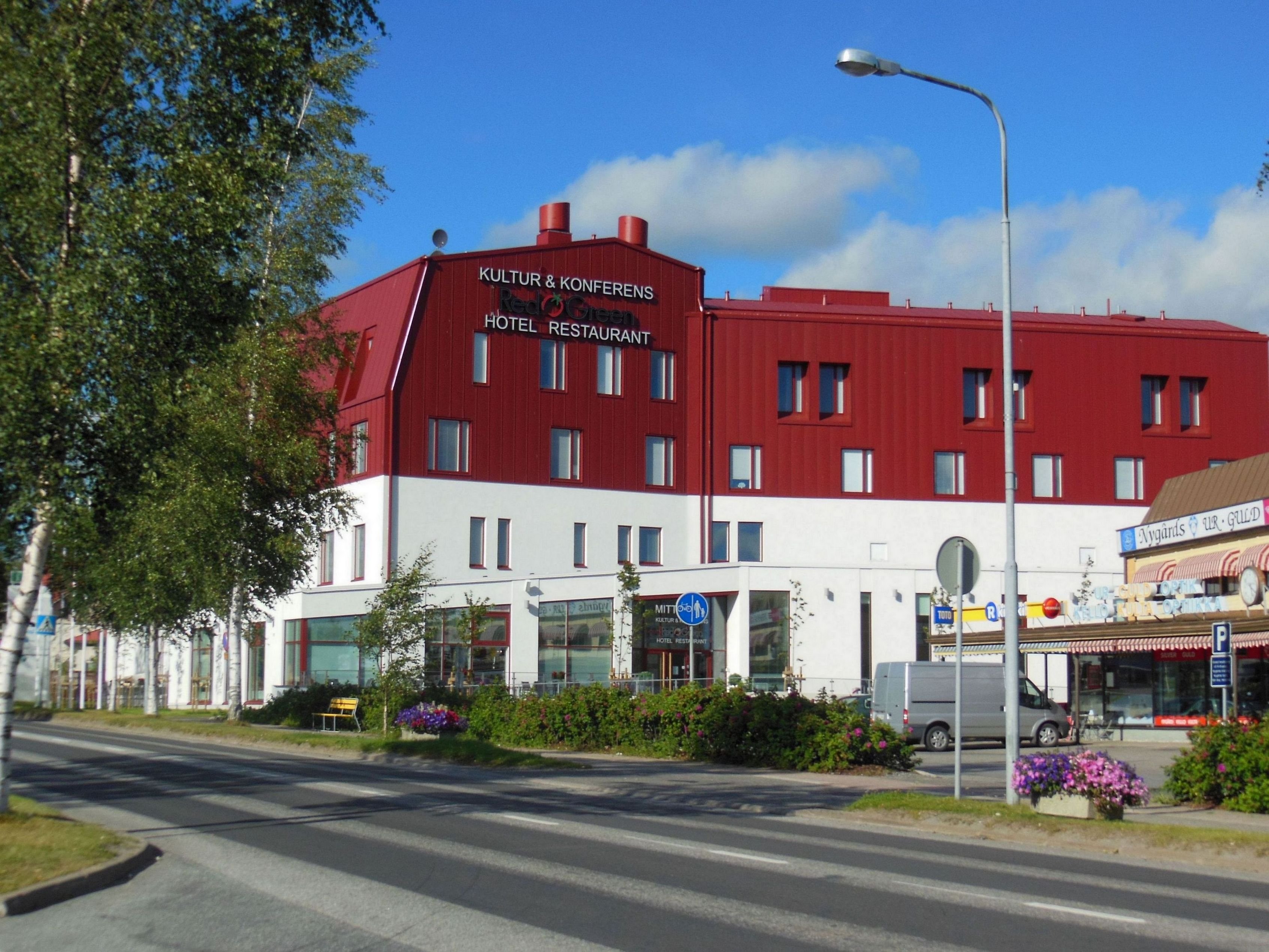 Hotel Red and Green