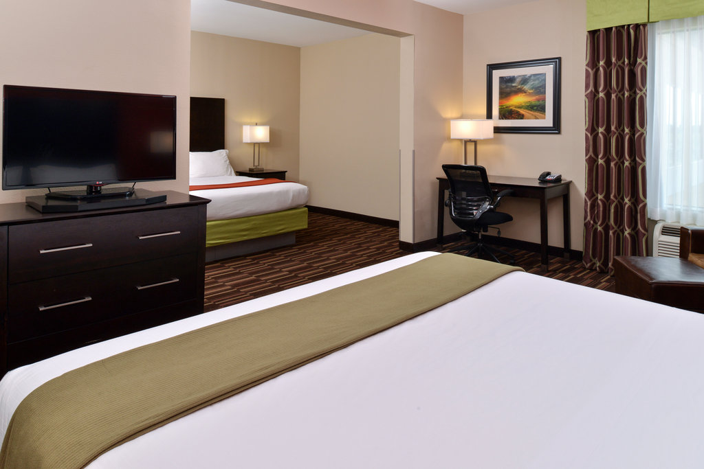 Holiday Inn Express Hotel & Suites Alva Room Type - King and Queen Suite