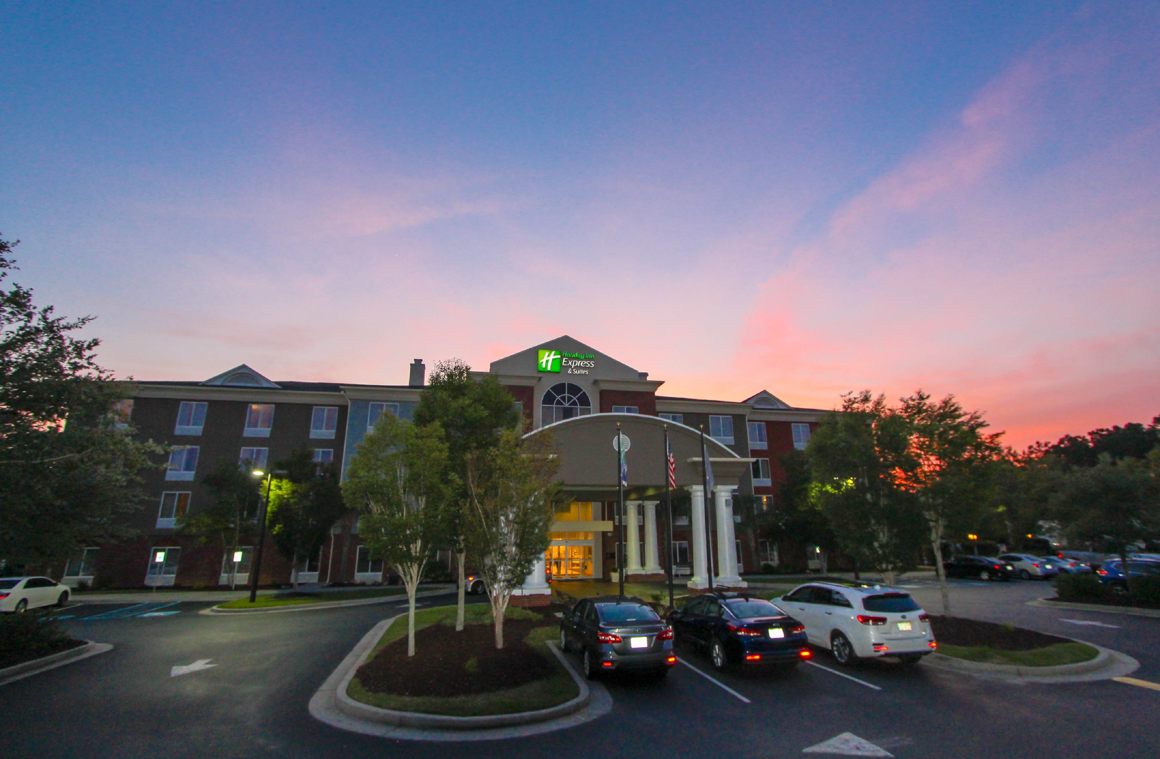 Holiday Inn Express/Suites Charleston-N