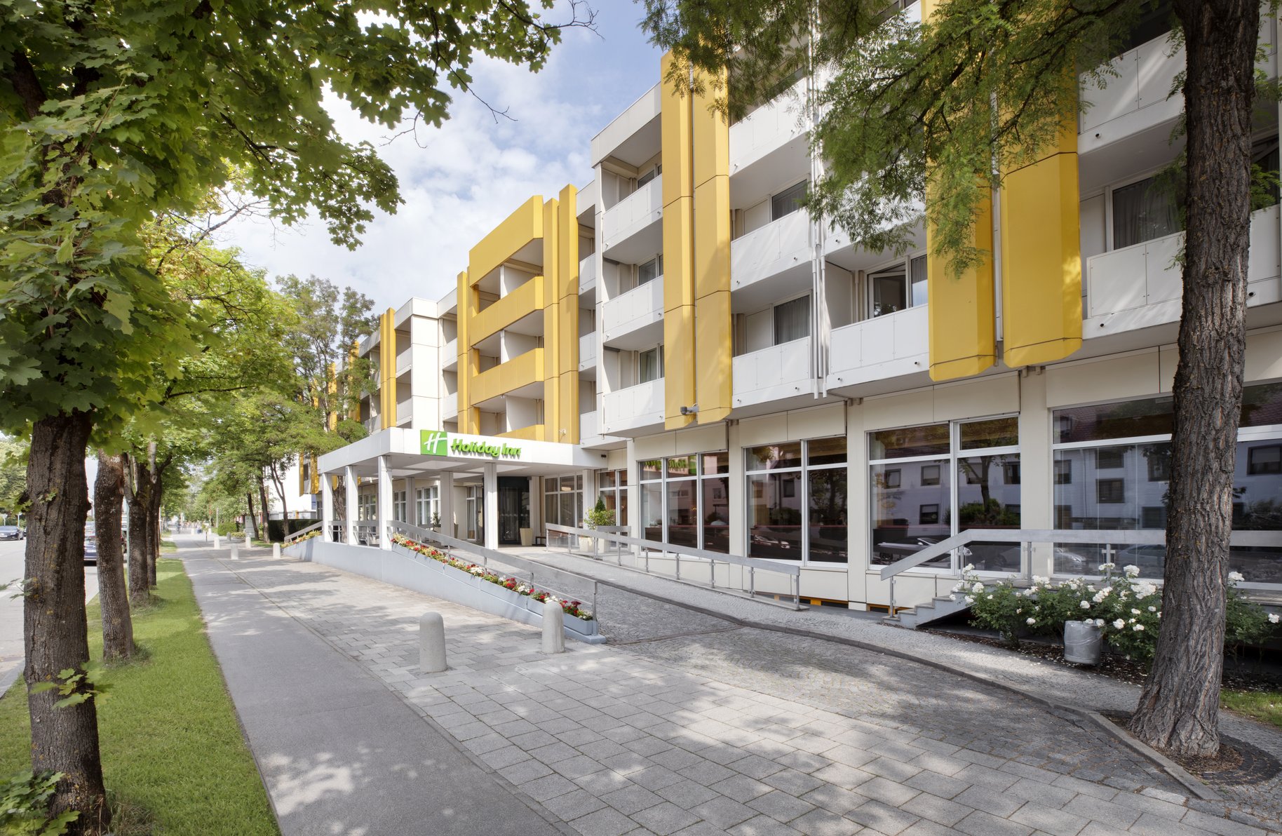 A smart Holiday Inn in Munich, with a balcony for each room.