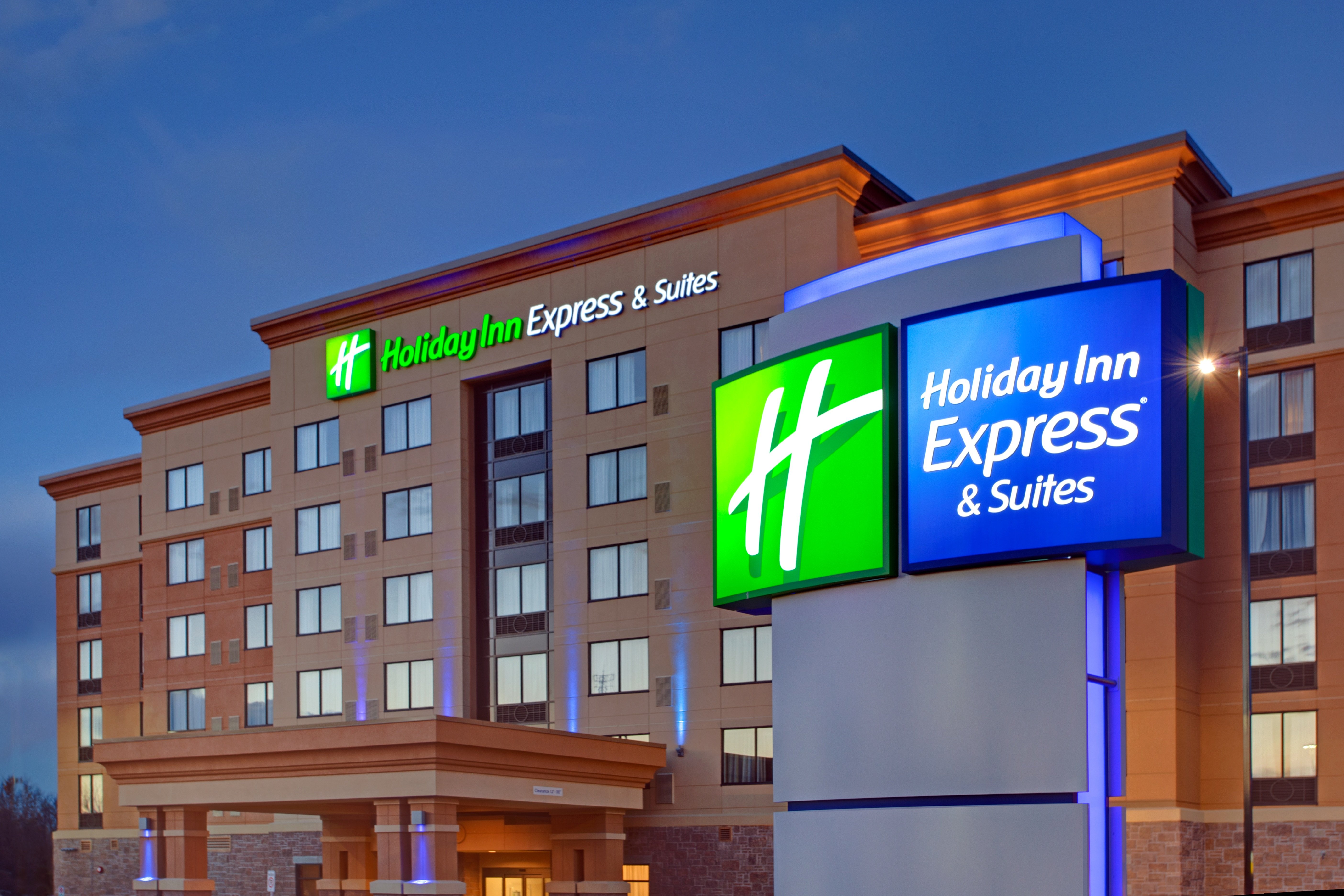 Holiday Inn Express Hotel & Suites