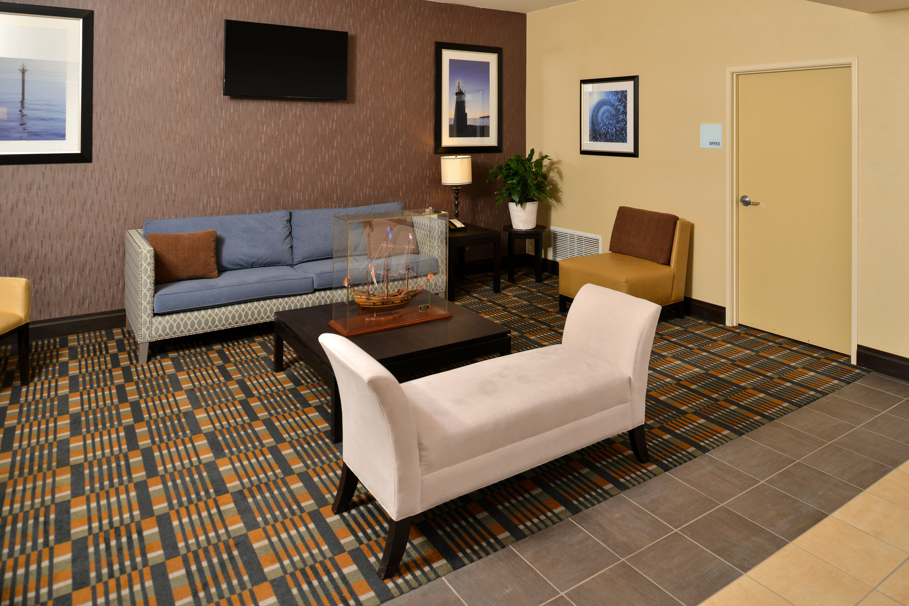Unwind in our welcoming hotel lobby and enjoy free Wi-Fi.