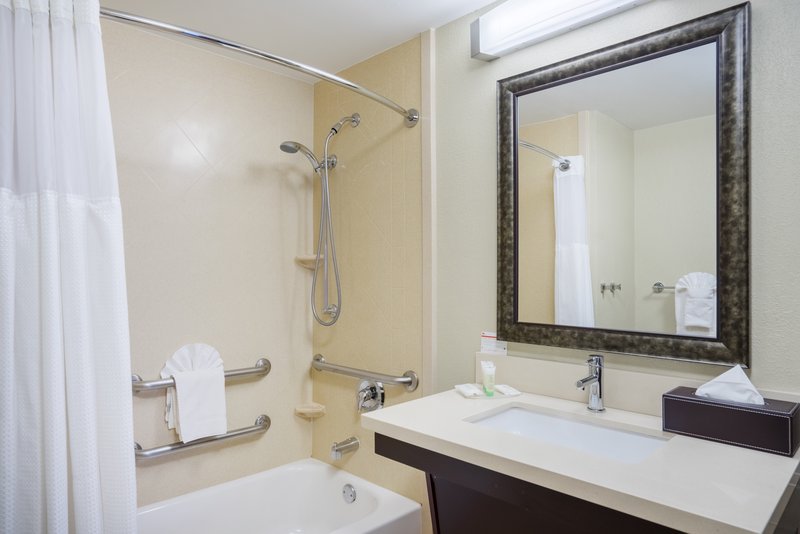 QUEEN MOBILITY ACCESSIBLE TUB NONSMOKING